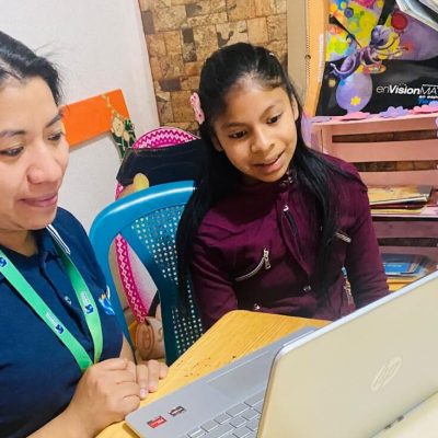 Rosa Junto a becaria