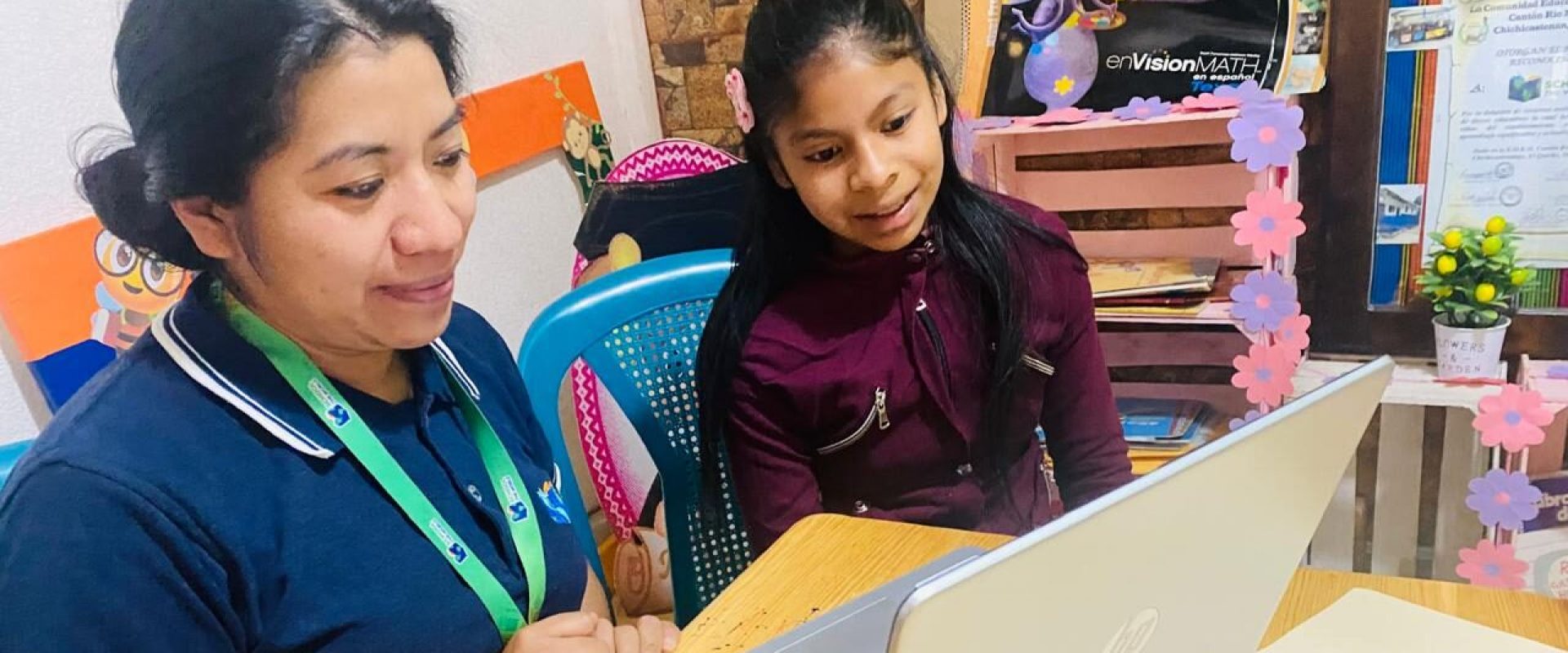 Rosa Junto a becaria