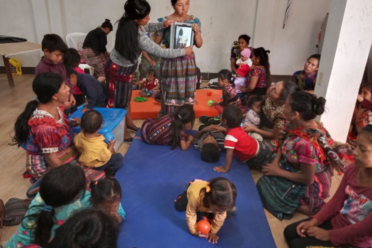 Tijone Marta Isabel Teaching Marta Isabel teachers as many as 70 children and their mothers to prepare them for school.